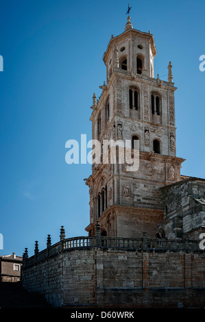 La chiesa rinascimentale torre nella città di Santa Maria del Campo, Burgos, Castilla y Leon, Spagna, Europa Foto Stock