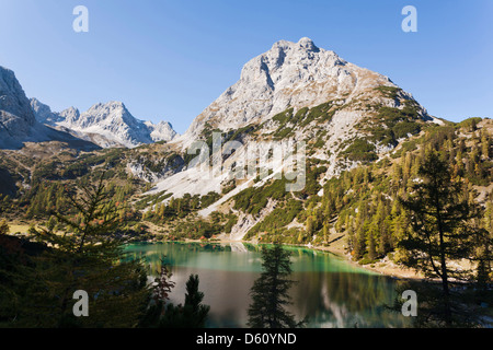 Lermoos, Austria. Montagna Lago Seeben (Seebensee) nel Mieminger montagne durante la caduta. Foto Stock