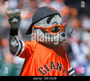 San Francisco, Stati Uniti d'America. Il 10 aprile 2013. San Francisco Giants mascotte Lou sport tenuta 2 anelli di campionato durante la MLB baseball gioco tra il Colorado Rockies e i San Francisco Giants di AT&T Park di San Francisco CA. I Giganti sconfitti Rockies 10-0. Credito: Cal Sport Media / Alamy Live News Foto Stock