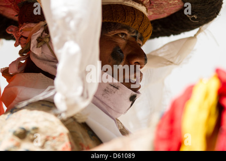 Korzok, INDIA - Lug 23: un monaco esegue una maschera religiosa ballare durante il Cham Dance Festival il Lug 17, 2012 in Korzok, India. Foto Stock