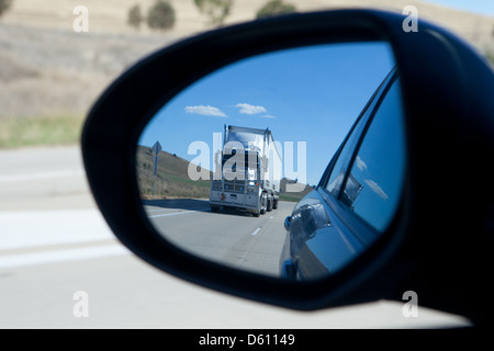 Un carrello di trasporto merci gli approcci di Hume Highway nel Nuovo Galles del Sud, Australia Foto Stock