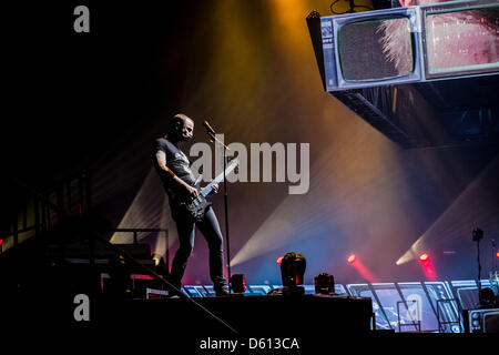 Toronto, Ontario, Canada. Il 10 aprile 2013. Il bassista CHRISTOPHER WOLSTENHOLME inglese di rock band Muse sul palco di Air Canada Centre di Toronto (immagine di credito: credito: Igor Vidyashev/ZUMAPRESS.com/Alamy Live News) Foto Stock