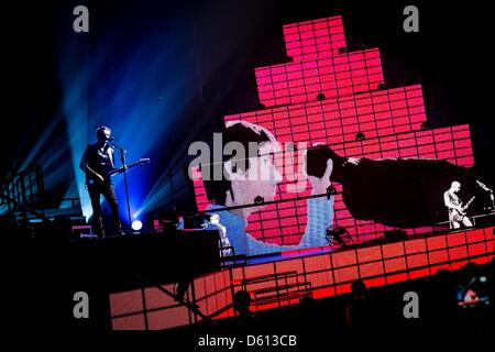 Toronto, Ontario, Canada. Il 10 aprile 2013. Chitarrista e cantante inglese di rock band Muse, MATTHEW BELLAMY sul palco di Air Canada Centre di Toronto (immagine di credito: credito: Igor Vidyashev/ZUMAPRESS.com/Alamy Live News) Foto Stock