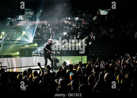 Toronto, Ontario, Canada. Il 10 aprile 2013. Chitarrista e cantante inglese di rock band Muse, MATTHEW BELLAMY sul palco di Air Canada Centre di Toronto (immagine di credito: credito: Igor Vidyashev/ZUMAPRESS.com/Alamy Live News) Foto Stock