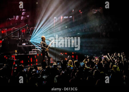 Toronto, Ontario, Canada. Il 10 aprile 2013. Chitarrista e cantante inglese di rock band Muse, MATTHEW BELLAMY sul palco di Air Canada Centre di Toronto (immagine di credito: credito: Igor Vidyashev/ZUMAPRESS.com/Alamy Live News) Foto Stock