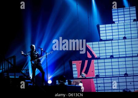 Toronto, Ontario, Canada. Il 10 aprile 2013. Chitarrista e cantante inglese di rock band Muse, MATTHEW BELLAMY sul palco di Air Canada Centre di Toronto (immagine di credito: credito: Igor Vidyashev/ZUMAPRESS.com/Alamy Live News) Foto Stock