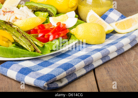 Fresca insalata di granchio con asparagi e limoni e peperoni Foto Stock