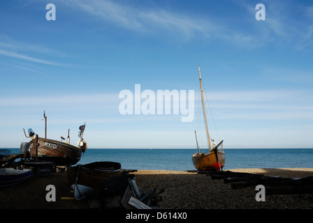 Vecchio legno barche da pesca sulla riva/spiaggia di trattare una città di mare nel Kent, Inghilterra, Regno Unito, Foto Stock