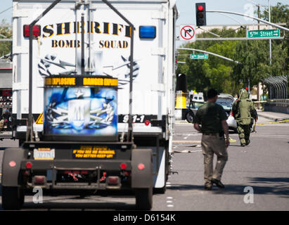 Modesto, California, USA. Il 10 aprile 2013. Un Bomb Squad stati passeggiate verso il basso per una vettura che aveva un dispositivo sospetto in tronco. Un drive dal tiro vicino all'intersezione della I street e la 5th street in Modesto CA si è conclusa solo per la strada in un incidente di automobile e richiesto il Stanislao County Sheriff Bomb Squad per essere chiamato fuori per un dispositivo sospetto che è situato nel bagagliaio della vettura coinvolta. Bomb Squad membri ID'd il soggetto come una massa simulatore di burst, comunemente utilizzati nella guerra civile reenactments. Credito: ZUMA Press, Inc. / Alamy Live News Foto Stock