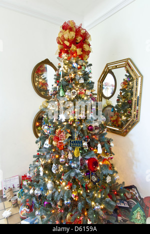 Illuminato albero di Natale, close up Foto Stock