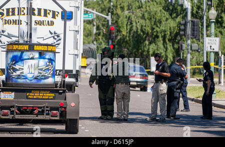 Modesto, California, USA. Il 10 aprile 2013. Un Bomb Squad membro è adatto fino prima a piedi verso il basso e in cerca di una vettura. Un drive dal tiro vicino all'intersezione della I street e la 5th street in Modesto CA si è conclusa solo per la strada in un incidente di automobile e richiesto il Stanislao County Sheriff Bomb Squad per essere chiamato fuori per un dispositivo sospetto che è situato nel bagagliaio della vettura coinvolta. Bomb Squad membri ID'd il soggetto come una massa simulatore di burst, comunemente utilizzati nella guerra civile reenactments. Credito: ZUMA Press, Inc. / Alamy Live News Foto Stock