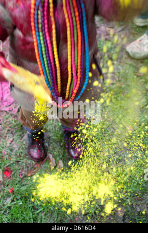 Polvere essendo dispersa a Holi festival Twickenham Middlesex Foto Stock