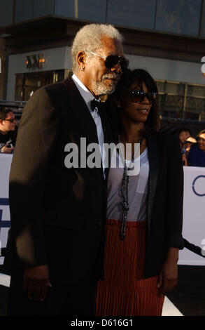 Los Angeles, California, USA. Il 10 aprile 2013. Morgan Freeman e DTR. partecipare alla premiere di ''oblio'' all'DolbyTheater in Hollywood,Ca su Aprile 10,2013.. 2013(Immagine di credito: credito: Phil Roach/Globe foto/ZUMAPRESS.com/Alamy Live News) Foto Stock