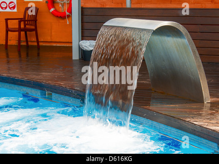 Svuotare la piscina con getto a cascata Foto Stock