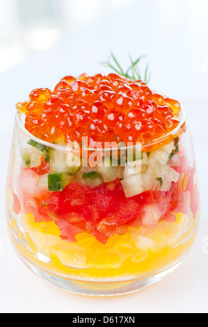 Caviale rosso insalata in vetro Foto Stock