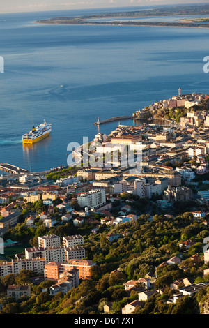 Francia, Corsica, Le Cap Corse, Bastia, elevati città vista da Bastia Corniche, alba Foto Stock