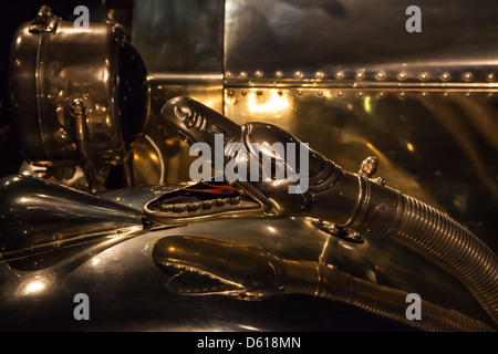 Uno dei due corna nella forma di una Boa Constrictor sul 1926 Daimler modello 45 Foto Stock