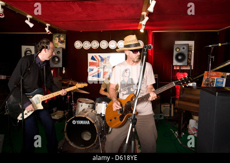 La band inglese di carbonio nel silicio le loro prove di studio North Acton, Londra, Inghilterra, Regno Unito. Foto Stock