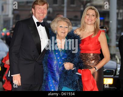 Corona olandese principe Willem-Alexander (L-R), Queen Beatrix Principessa Maxima arriva per il 125 anno di giubileo del Concertgebouw Sala Concerti Concertgebouw Orchestra di Amsterdam, , 10 aprile 2013. Foto: RPE-Albert Nieboer / dpa/Alamy Live News Foto Stock