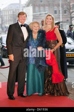 Corona olandese principe Willem-Alexander (L-R), Queen Beatrix Principessa Maxima arriva per il 125 anno di giubileo del Concertgebouw Sala Concerti Concertgebouw Orchestra di Amsterdam, , 10 aprile 2013. Foto: RPE-Albert Nieboer / dpa/Alamy Live News Foto Stock