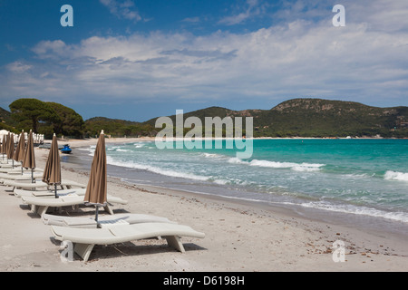 Francia, Corsica, Porto Vecchio, Plage de Palombaggia Beach, spiaggia sdraio Foto Stock