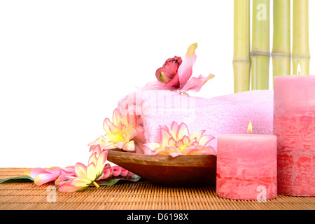 Impostazione di Spa in tono rosa isolato in bianco Foto Stock