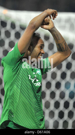 Brema Naldo celebra la sua 2-2 gol con obiettivo durante la Bundesliga soccer match tra Werder Brema e Borussia Moenchengladbach presso lo Stadio Weser di Brema, Germania, 10 aprile 2012. Foto: Carmen Jaspersen Foto Stock