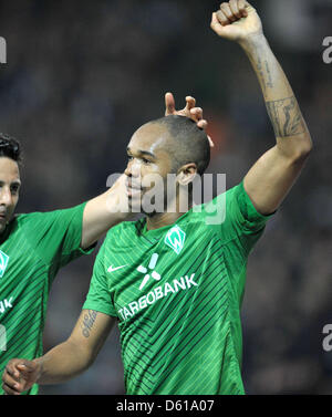 Brema Naldo celebra la sua 2-2 gol con obiettivo durante la Bundesliga soccer match tra Werder Brema e Borussia Moenchengladbach presso lo Stadio Weser di Brema, Germania, 10 aprile 2012. Foto: Carmen Jaspersen Foto Stock