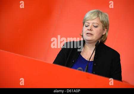 Il leader del partito di sinistra Gesine Loetzsch annuncia le sue dimissioni a Berlino, Germania, 11 aprile 2012. Ha dato il suo marito la cattiva salute come motivo per le dimissioni. Foto: RAINER JENSEN Foto Stock