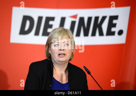 Il leader del partito di sinistra Gesine Loetzsch annuncia le sue dimissioni a Berlino, Germania, 11 aprile 2012. Ha dato il suo marito la cattiva salute come motivo per le dimissioni. Foto: RAINER JENSEN Foto Stock