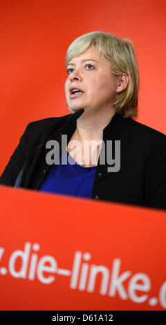 Il leader del partito di sinistra Gesine Loetzsch annuncia le sue dimissioni a Berlino, Germania, 11 aprile 2012. Ha dato il suo marito la cattiva salute come motivo per le dimissioni. Foto: RAINER JENSEN Foto Stock