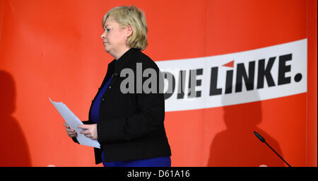 Il leader del partito di sinistra Gesine Loetzsch lascia il palco dopo annuncia le sue dimissioni a Berlino, Germania, 11 aprile 2012. Ha dato il suo marito la cattiva salute come motivo per le dimissioni. Foto: RAINER JENSEN Foto Stock