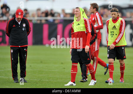 Monaco di Baviera allenatore Jupp Heynckes (L-R) e giocatori Bastian SCHWEINSTEIGER e Anatoli Timoschtschuk sono illustrati nel corso di una sessione di formazione della Bundesliga club di calcio Bayern Monaco presso il club di motivi a Saebener Strasse a Monaco di Baviera, Germania, 12 aprile 2012. Il Bayern Monaco ha perso la loro partita contro il Borussia Dortmund 0-1 il 11 aprile 2012 e sentieri ora il campionato lkeader da 6 punti. Ph Foto Stock