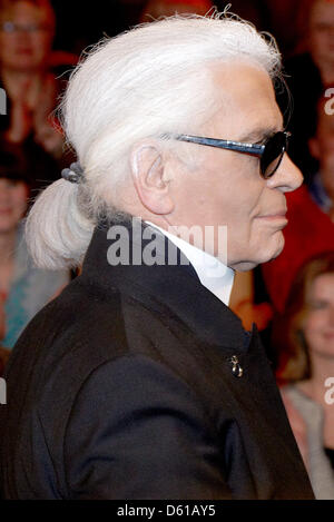 Karl Lagerfeld pone dopo il talkshow 'Markus Lanz' della tedesca ZDF boradcaster ad Amburgo, Germania, 12 aprile 2012. La mostra è presentata sulla televisione tedesca il 19 aprile 2012. Foto: Georg Wendt Foto Stock