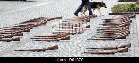 A livello federale un funzionario di polizia passeggiate ultimi ranghi di moschettone 98k fucili a canna rigata del battaglione di guardia delle forze armate tedesche al Bellevue Palace a Berlino, Germania, 13 aprile 2012. Nuovi ambasciatori accreditati stanno venendo ricevuti presso il palazzo Bellevue con gli onori militari. Foto: WOLFGANG KUMM Foto Stock