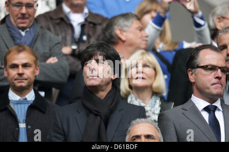 Il tedesco allenatore nazionale Joachim Loew (C), l'Olaf Thon (L) e Presidente del Consiglio di Amministrazione di Schalke Clemens Toennies sono raffigurati nelle gabbie durante il Bundelsiga partita di calcio tra FC Schalke 04 e Borussia Dortmund al Veltins Arena di Gelsenkirchen, Germania, 14 aprile 2012. Foto: ROLF VENNENBERND (ATTENZIONE: embargo condizioni! Il DFL permette l'ulteriore utilizzazione del pi Foto Stock