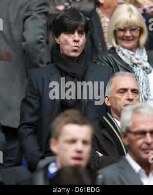 Il tedesco allenatore nazionale Joachim Loew è raffigurato nelle gabbie durante il Bundelsiga partita di calcio tra FC Schalke 04 e Borussia Dortmund al Veltins Arena di Gelsenkirchen, Germania, 14 aprile 2012. Foto: ROLF VENNENBERND (ATTENZIONE: embargo condizioni! Il DFL permette l'ulteriore utilizzazione delle immagini nella IPTV, servizi di telefonia mobile e altre nuove tecnologie non solo earlie Foto Stock