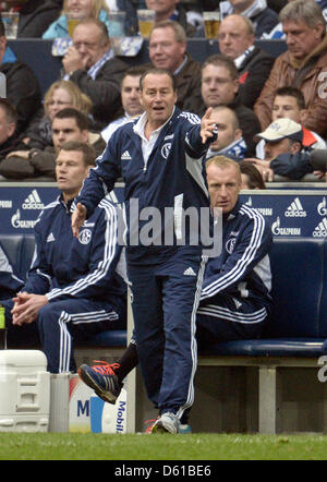 Schalke's allenatore Huub Stevens gesti al marginale durante la Bundesliga soccer match tra FC Schalke 04 e Borussia Dortmund al Veltins Arena di Gelsenkirchen, Germania, 14 aprile 2012. Foto: BERND THISSEN (ATTENZIONE: embargo condizioni! Il DFL permette l'ulteriore utilizzazione delle immagini nella IPTV, servizi di telefonia mobile e altre nuove tecnologie non solo in precedenza th Foto Stock