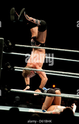 Canadian-wrestler Chris Jericho (L) effettua un salto durante una lotta con noi il lottatore CM Punk durante il RAW WrestleMania Revenge Tour alla O2 World canue a Berlino, Germania, 14 aprile 2012. La WWE (World Wrestling Entertainment) festeggia il suo ventesimo anniversario tedesco questo mese di aprile. Il primo spettacolo in Germania è stato messo in scena a Kiel, Germania, in aprile 1992. Foto: Sebastian Kahnert Foto Stock