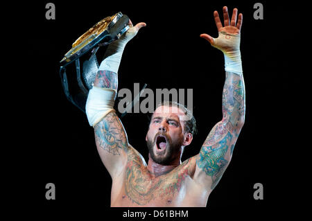 US-wrestler CM Punk cheers agendo come campione WWE durante il RAW WrestleMania Revenge Tour alla O2 World canue a Berlino, Germania, 14 aprile 2012. La WWE (World Wrestling Entertainment) festeggia il suo ventesimo anniversario tedesco questo mese di aprile. Il primo spettacolo in Germania è stato messo in scena a Kiel, Germania, in aprile 1992. Foto: Sebastian Kahnert Foto Stock