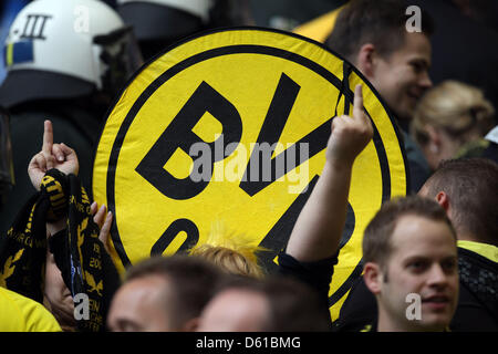 I sostenitori di Dortmund durante la Bundesliga tedesca match tra FC Schalke 04 e Borussia Dortmund al VeltinsArena a Gelsenkirchen, Germania, 14 aprile 2012. Foto: Friso Gentsch Foto Stock