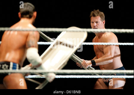 US-wrestler CM Punk (L) e Canadian lottatore Chris Jericho minacciano ogni altra con sedie pieghevoli durante una lotta al grezzo di WrestleMania Revenge Tour alla O2 World canue a Berlino, Germania, 14 aprile 2012. La WWE (World Wrestling Entertainment) festeggia il suo ventesimo anniversario tedesco questo mese di aprile. Il primo spettacolo in Germania è stato messo in scena a Kiel, Germania, in aprile 1992. Foto: Sebast Foto Stock