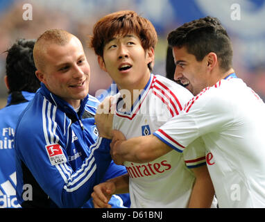 Di Amburgo Heung Min figlio (C) cheers con i suoi compagni di squadra Gokhan Tore (L) e Tomas Rincon (R) dopo il suo punteggio 1-0 obiettivo durante la Bundesliga partita di calcio tra Hamburger SV vs Hannover 96 al Imtech Arena di Amburgo, Germania, 14 aprile 2012. Foto: Christian Charisius Foto Stock