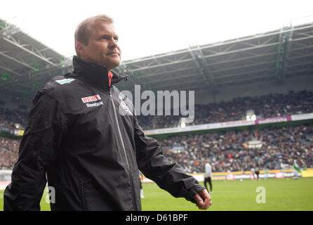 La Colonia allenatore Frank Schaefer è raffigurato prima Bundesliga tedesca match tra Borussia Moenchengladbach e 1. FC Colonia al Borussia-Park in Moenchengladbach, Germania, 15 aprile 2012. Foto: BERND THISSEN (ATTENZIONE: embargo condizioni! Il DFL permette l'ulteriore utilizzazione delle immagini nella IPTV, servizi di telefonia mobile e altre nuove tecnologie non solo in precedenza Foto Stock