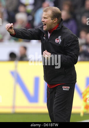 La Colonia allenatore Frank Schaefer gesti durante la Bundesliga tedesca match tra Borussia Moenchengladbach e 1. FC Colonia al Borussia-Park in Moenchengladbach, Germania, 15 aprile 2012. Foto: ROLAND WEIHRAUCH (ATTENZIONE: embargo condizioni! Il DFL permette l'ulteriore utilizzazione delle immagini nella IPTV, servizi di telefonia mobile e altre nuove tecnologie non solo in precedenza Foto Stock