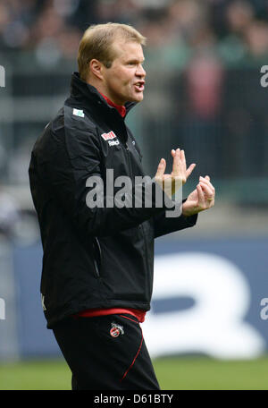 La Colonia allenatore Frank Schaefer gesti durante la Bundesliga tedesca match tra Borussia Moenchengladbach e 1. FC Colonia al Borussia-Park in Moenchengladbach, Germania, 15 aprile 2012. Foto: BERND THISSEN (ATTENZIONE: embargo condizioni! Il DFL permette l'ulteriore utilizzazione delle immagini nella IPTV, servizi di telefonia mobile e altre nuove tecnologie non solo in precedenza th Foto Stock