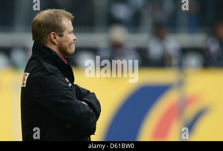 La Colonia allenatore Frank Schaefer durante la Bundesliga tedesca match tra Borussia Moenchengladbach e 1. FC Colonia al Borussia-Park in Moenchengladbach, Germania, 15 aprile 2012. Foto: BERND THISSEN (ATTENZIONE: embargo condizioni! Il DFL permette l'ulteriore utilizzazione delle immagini nella IPTV, servizi di telefonia mobile e altre nuove tecnologie non solo prima di due ho Foto Stock