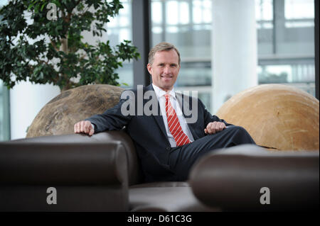 FILE - un file foto datata 11 aprile 2012 mostra presidente della Deutsche Messe ("fiera tedesca'), Wolfram von Fritsch, durante un'intervista con la stampa tedesca DPA Agenzia circa il paese ospite della Fiera di Hannover la Cina a Hannover, Germania. La Fiera di Hannover si apre dal 23 al 27 aprile 2012. Foto: HOLGER HOLLEMANN Foto Stock