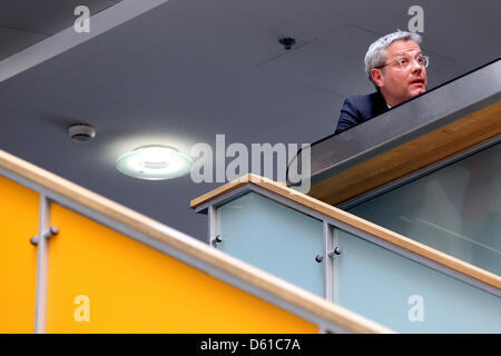 Ambiente tedesco il Ministro Norbert Roettgen è visto prima della riunione dell'ufficio di presidenza dei cristiano-democratici CDU presso il partito della sede presso la Konrad-Adenauer-House a Berlino, Germania, 16 aprile 2012. Foto: WOLFGANG KUMM Foto Stock