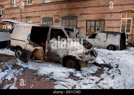 Quattro bruciate le auto sono raffigurato all Koepenicker Street a Berlino, Germania, 16 aprile 2012. Le vetture sono state impostate su incendi nei locali di una società di graffitti traslochi offre un servizio di emergenza il 01 maggio 2012. Foto: Robert Schlesinger Foto Stock